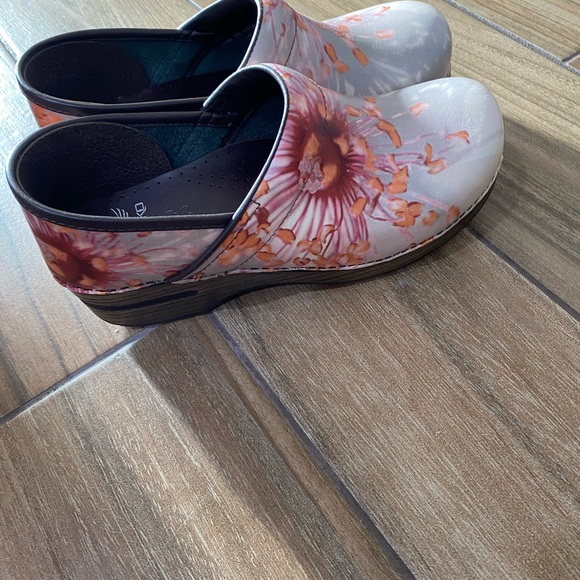 Dansko shoes size 9 - Picture 8 of 8